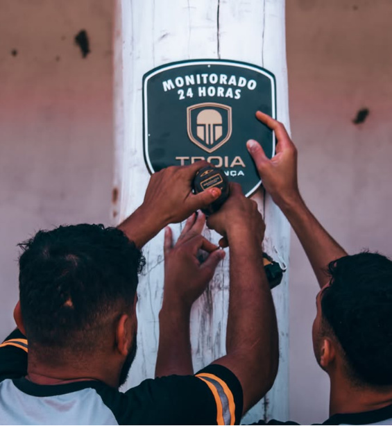 Equipe da TROIA instalando placa de monitoramento 24 horas